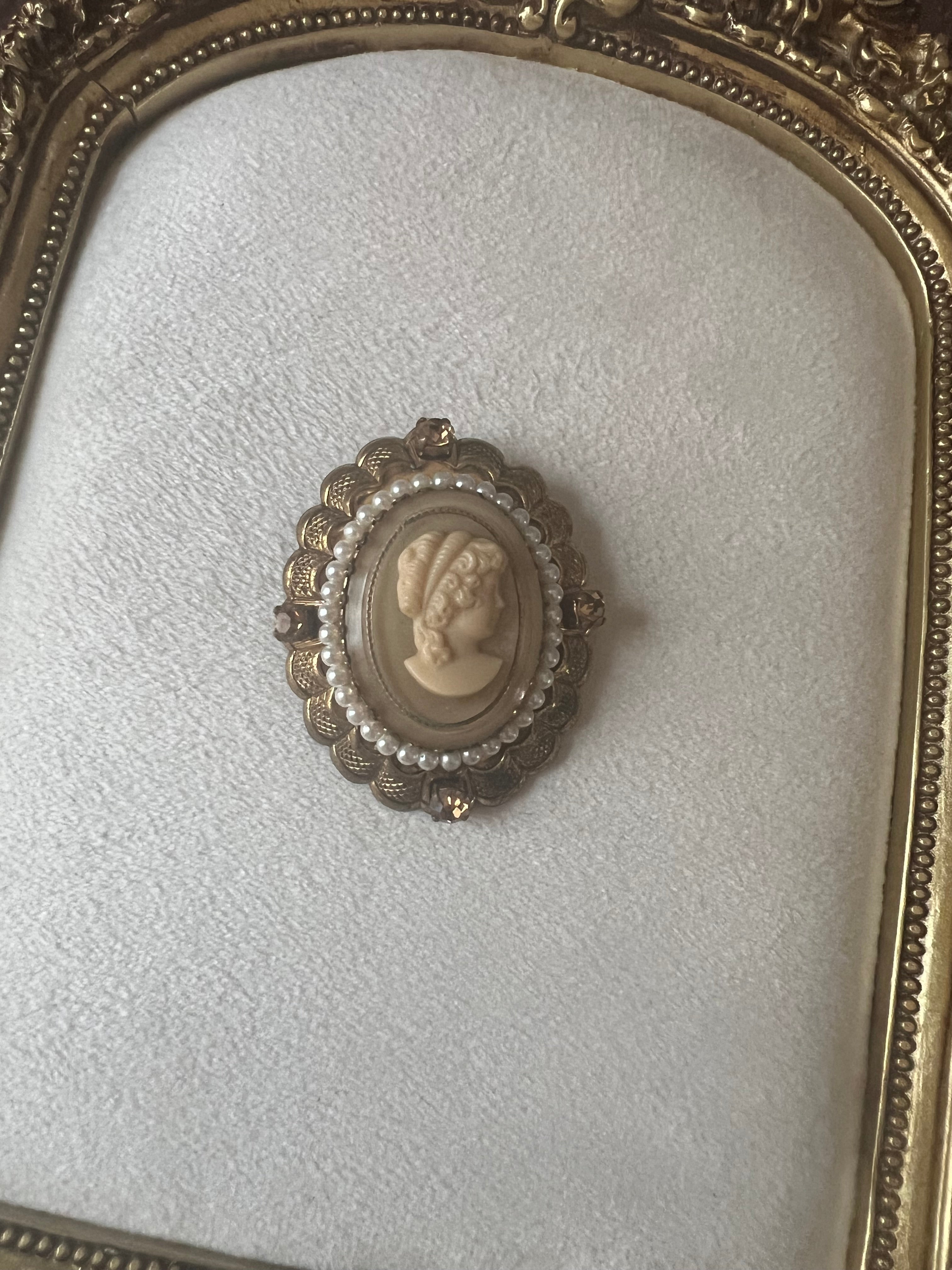 Romantic Vintage Lady Cameo Brooch