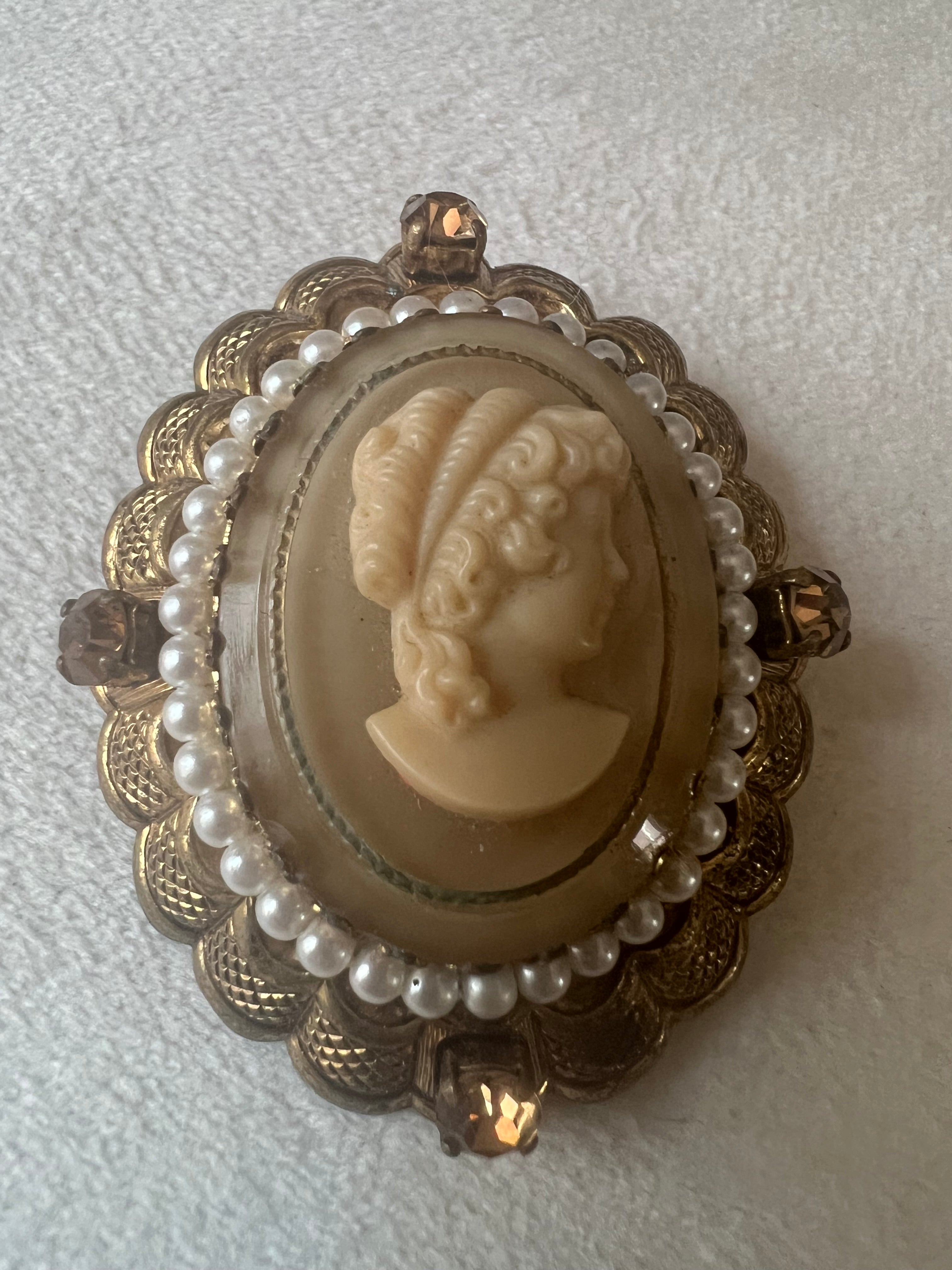 Romantic Vintage Lady Cameo Brooch